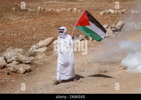 Naplouse, Palestine. 30th septembre 2022. Un manifestant palestinien fuit des canisters à gaz lacrymogène tirés par les forces israéliennes lors de la manifestation contre les colonies israéliennes dans le village de Beit Dajan, près de la ville de Naplouse, en Cisjordanie. (Photo de Nasser Ishtayeh/SOPA Images/Sipa USA) crédit: SIPA USA/Alay Live News Banque D'Images