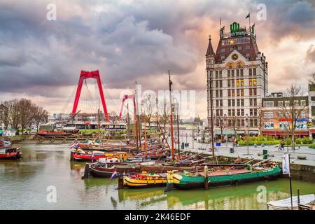 Paysage de la ville au coucher du soleil - vue sur Oude Haven (ou le Vieux Port) avec le bâtiment de la Witte huis (ou Maison Blanche), la ville de Rotterdam aux pays-Bas Banque D'Images