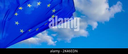 Drapeau de l'Union européenne agitant dans le vent sur le mât contre le ciel avec des nuages le jour ensoleillé, bannière, gros plan Banque D'Images