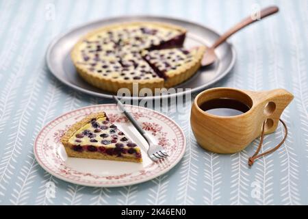 Tarte finlandaise aux bleuets ( mustikkapiirakka ) et une tasse de café Kuksa Banque D'Images