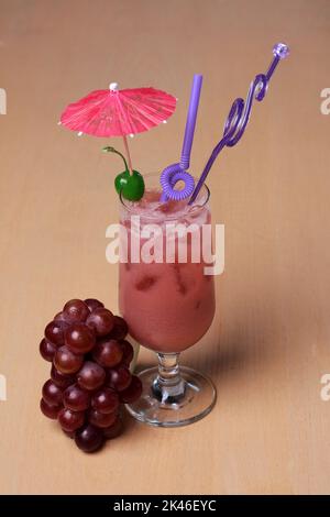 Verre de jus de raisin aux fruits frais, décoration classique sur une table en bois pour dessert Banque D'Images