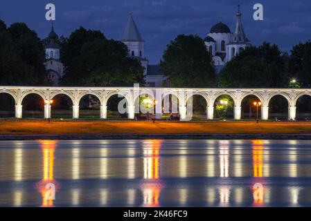 Vue sur la cour de Yaroslav en juin en fin de soirée. Veliky Novgorod, Russie Banque D'Images