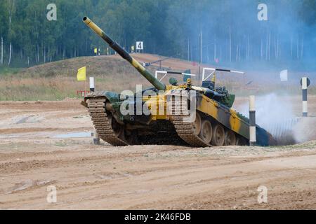 ALABINO, RUSSIE - 19 AOÛT 2022 : char T-72B3 de l'équipe tadjike après avoir surmonté l'obstacle de la « Sorcière ». Fragment de biathlon de réservoir. Guerre internationale G. Banque D'Images
