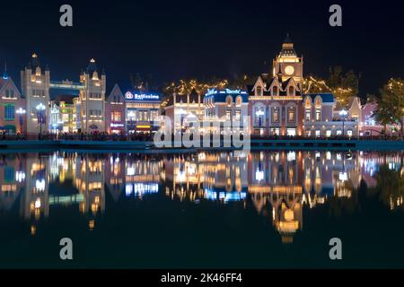 TACHKENT, OUZBÉKISTAN - 03 SEPTEMBRE 2022 : parc d'attractions de la ville magique en fin de soirée Banque D'Images