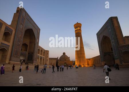 BOUKHARA, OUZBÉKISTAN - 09 SEPTEMBRE 2022 : soirée sur la place POI-Kalyan Banque D'Images