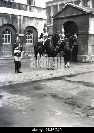 1958, historique, Kings Life Guards, cérémonie traditionnelle dans la cour intérieure de l'historique Horse Guards, un bâtiment à Whitehall, Westminster, Londres, Angleterre, Royaume-Uni. Banque D'Images