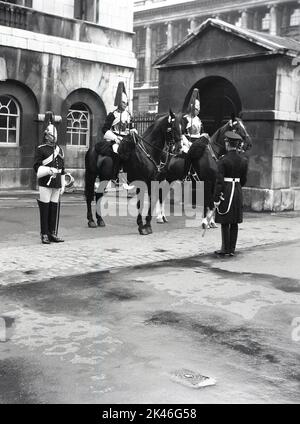 1958, historique, Kings Life Guards, cérémonie traditionnelle de démontage dans la cour intérieure de l'historique Horse Guards, un bâtiment à Whitehall, Westminster, Londres, Angleterre, Royaume-Uni. Banque D'Images