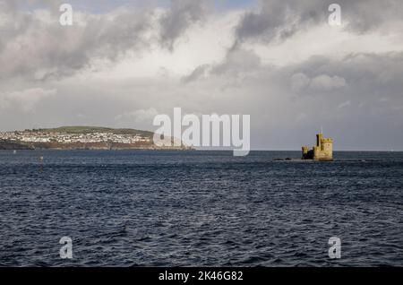 Une vue longue et lointaine de la ville de Douglas dans l'île de Man avec l'ancienne Tour de refuge de l'île St Mary demeure dans la baie Douglas Banque D'Images