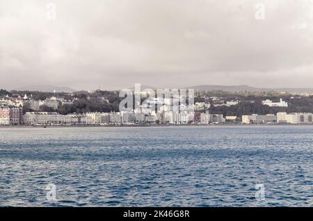 Une longue vue lointaine de la ville de Douglas dans l'île de Man vue panoramique de la côte Banque D'Images