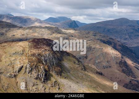 La vue printanière depuis Ullscarf est tombée en regardant vers le bas vers Eagle Crag et les Borrowdale Fells, le Lake District, Cumbria, Angleterre, Royaume-Uni Banque D'Images