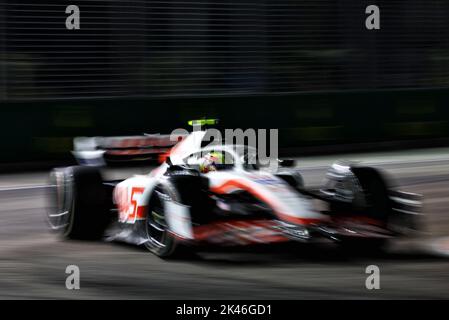 Mick Schumacher (GER) Haas VF-22. Grand Prix de Singapour, vendredi 30th septembre 2022. Marina Bay Street circuit, Singapour. Crédit : James Moy/Alay Live News Banque D'Images