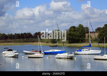 Vue sur le Vincin et les yachts amarrés depuis la rive ouest près de la route de Mereac, Arradon, Golfe du Morbihan, Morbihan, Bretagne, France Banque D'Images