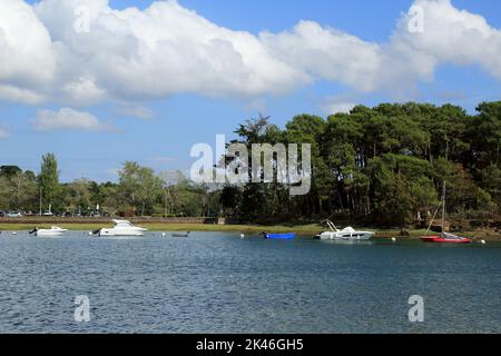 Vue sur le Conleau en traversant la rivière Vintin et les yachts amarrés depuis la rive ouest près de la route de Moreac, Arradon, Golfe du Morbihan, Morbihan, Britta Banque D'Images