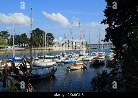 Vue sur le Conleau en traversant la rivière Vintin et les yachts amarrés depuis la rive ouest près de la route de Moreac, Arradon, Golfe du Morbihan, Morbihan, Britta Banque D'Images