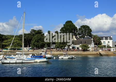 Vue sur le Conleau en traversant la rivière Vintin et les yachts amarrés depuis la rive ouest près de la route de Moreac, Arradon, Golfe du Morbihan, Morbihan, Britta Banque D'Images