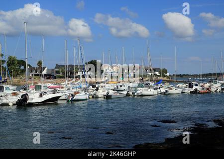 Vue sur le Conleau en traversant la rivière Vintin et les yachts amarrés depuis la rive ouest près de la route de Moreac, Arradon, Golfe du Morbihan, Morbihan, Britta Banque D'Images