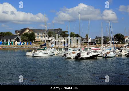 Vue sur le Conleau en traversant la rivière Vintin et les yachts amarrés depuis la rive ouest près de la route de Moreac, Arradon, Golfe du Morbihan, Morbihan, Britta Banque D'Images