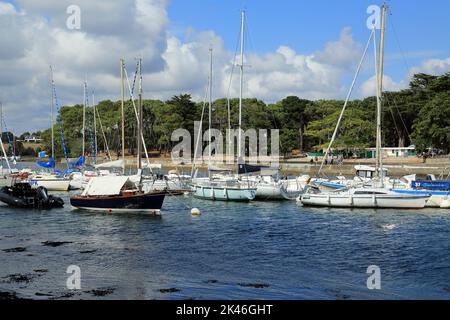 Vue sur le Conleau en traversant la rivière Vintin et les yachts amarrés depuis la rive ouest près de la route de Moreac, Arradon, Golfe du Morbihan, Morbihan, Britta Banque D'Images
