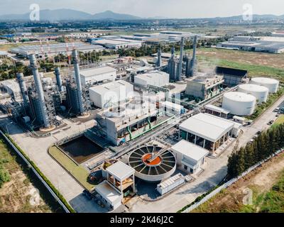 Vue de dessus zone industrielle,équipement de raffinage du pétrole,gros plan des pipelines industriels d'une usine de raffinage du pétrole,détail du pipeline avec vannes Banque D'Images