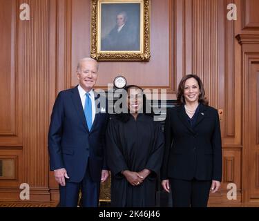 Washington DC, États-Unis. 08th novembre 2018. Le juge associé de la Cour suprême, Ketanji Brown Jackson (C), se présente avec le président Joe Biden et le vice-président Kamala Harris à la suite de sa cérémonie d'investiture officielle à la Cour suprême à Washington, DC, vendredi, 30 septembre 2022. Photo de Fred Schilling, Collection de la Cour suprême des États-Unis/UPI crédit: UPI/Alay Live News Banque D'Images