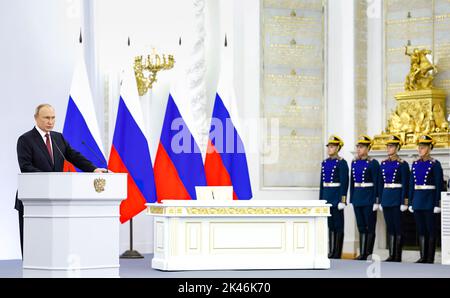 Allocution de Vladimir Poutine lors de la cérémonie de signature des traités relatifs à l'adhésion de la République populaire de Donetsk, de la République populaire de Lugansk, de la région de Zaporozhye et de la région de Kherson à la Fédération de Russie. Photo: Bureau présidentiel de Russie Banque D'Images