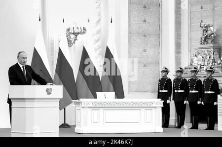 Allocution de Vladimir Poutine lors de la cérémonie de signature des traités relatifs à l'adhésion de la République populaire de Donetsk, de la République populaire de Lugansk, de la région de Zaporozhye et de la région de Kherson à la Fédération de Russie. Photo: Bureau présidentiel de Russie Banque D'Images