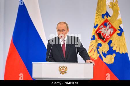 Allocution de Vladimir Poutine lors de la cérémonie de signature des traités relatifs à l'adhésion de la République populaire de Donetsk, de la République populaire de Lugansk, de la région de Zaporozhye et de la région de Kherson à la Fédération de Russie. Photo: Bureau présidentiel de Russie Banque D'Images