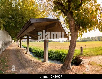 Ancienne maison de toilette avec canopée dans la campagne à Villafranca Piemonte, Piémont, Italie Banque D'Images