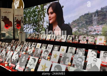 Durres, Albanie. 28th septembre 2022. Des photos de ceux qui ont été tués par les forces de sécurité lors du soulèvement national en Iran, considérés comme des personnes, leur rendent hommage. Déclenchée par la mort en détention de Mahsa Amini, une femme kurde de 22 ans, au moins 300 manifestants ont été tués et 15 000 arrêtés lors des soulèvements nationaux en Iran. (Photo de Siavosh Hosseini/SOPA Images/Sipa USA) crédit: SIPA USA/Alay Live News Banque D'Images