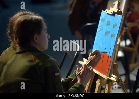 Kiev, Ukraine. 30th septembre 2022. KIEV, UKRAINE - 30 SEPTEMBRE 2022 - les participants à l'événement de charité "peinture pour vous" en soutien aux défenseurs d'Azovstal détenus en captivité par les occupants russes peignent des images sur les chevalets au Musée national de l'histoire de l'Ukraine pendant la Seconde Guerre mondiale, Kiev, capitale de l'Ukraine. Credit: UKRINFORM/Alamy Live News Banque D'Images