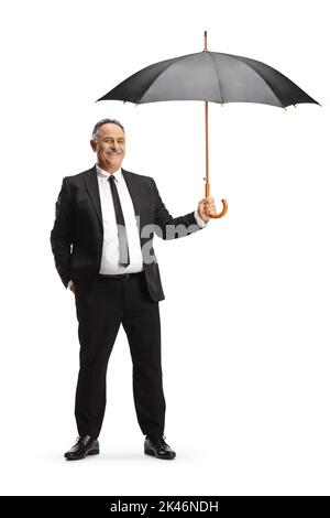 Portrait complet d'un homme mûr tenant un parapluie ouvert et souriant isolé sur fond blanc Banque D'Images