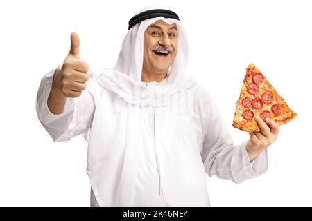 Bon homme arabe mûr tenant une tranche de pizza pepperoni et en faisant des gestes isolés sur fond blanc Banque D'Images