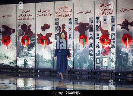 Durres, Albanie. 28th septembre 2022. Maryam Rajavi, le président élu du Conseil national de la résistance de l'Iran (NCRI) rend hommage à ceux qui ont été tués par les forces de sécurité lors du soulèvement national en Iran. Déclenchée par la mort en détention de Mahsa Amini, une femme kurde de 22 ans, au moins 300 manifestants ont été tués et 15 000 arrêtés lors des soulèvements nationaux en Iran. (Image de crédit: © Siavosh Hosseini/SOPA Images via ZUMA Press Wire) Banque D'Images