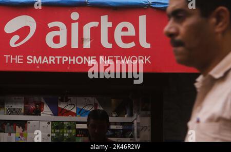 Mumbai, Maharashtra, Inde. 29th septembre 2022. Un homme passe devant un logo d'Airtel exposé sur un magasin de téléphonie mobile à Mumbai, Inde, le 29 septembre 2022. (Credit image: © Niharika Kulkarni/ZUMA Press Wire) Banque D'Images