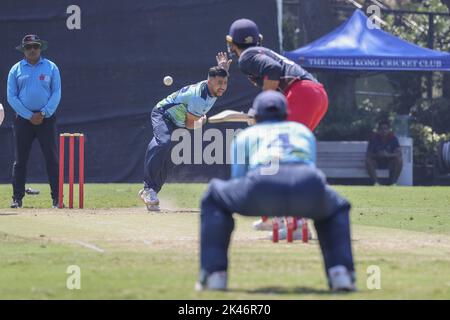 Le joueur Bowler du United Services Recreation Club Sheryar Khanand Hong Kong Cricket Club's Ninad Shan en action un match pendant la Hong Kong MenHH Premier League parrainé par Gencor Pacific Limited au Hong Kong Cricket Club à Tai Tam. SEP22 SCMP / Edmond SO Banque D'Images