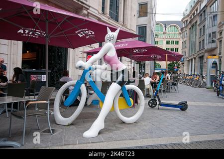 Sculpture 'la Cyciste', Cat à vélo (par Alain Sechas, 2005), Bruxelles, Belgique Banque D'Images