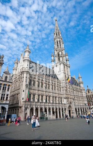 L'Hôtel de ville avec la tour gothique (96 mètres) dans la Grand place, Bruxelles, Belgique Banque D'Images