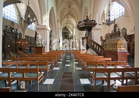 Église Saint-Nicolas (à droite, le reliquaire doré des martyrs de Gorkum et la chaire de style Louis XVI), Bruxelles, Belgique Banque D'Images