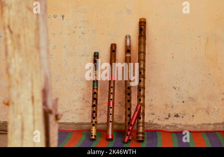 Flûte du Bangladesh. Flûte en bambou faite à la main. Les goujures sont disposées en rangées. Banque D'Images