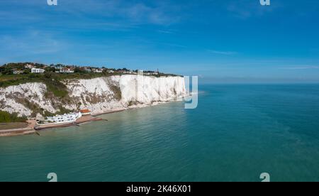 Vue sur le paysage de drone de St. Margaret's à Cliffe sur les falaises blanches de Douvres et le sud de la Foreland sur la Manche Banque D'Images