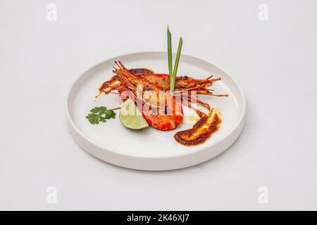 Crevettes tigrées grillées au citron, isolées sur fond blanc, vue de dessus Banque D'Images