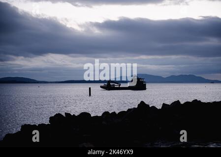 Coucher de soleil avec ostréicole à Taylor Shellfish Farm Chuckanut Drive Washington Banque D'Images