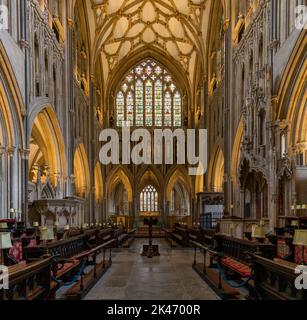 Wells, Royaume-Uni - 1 septembre 2022 : vue sur le chœur et la nef centrale à l'intérieur de la cathédrale historique de Wells Banque D'Images