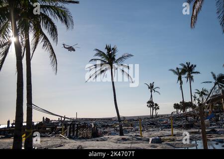 Fort Meyers, États-Unis. 29th septembre 2022. Une station aérienne de la Garde côtière des États-Unis (USCG) Clearwater MH-60 Jayhawk scanne des personnes disparues à fort Myers Beach, en Floride, jeudi, 29 septembre 2022. Les équipes de la Force nationale de grève de la Garde côtière se sont mobilisées dans les zones touchées par l'ouragan Ian pour effectuer des opérations de recherche et de sauvetage en milieu urbain. Photo par POC3 Gabriel Wisdom/U.S. Coast Guard/UPI crédit: UPI/Alay Live News Banque D'Images