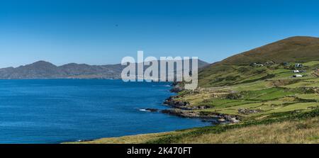 Vue panoramique sur la péninsule d'Iveragh et la baie de Kells dans le comté de Kerry Banque D'Images