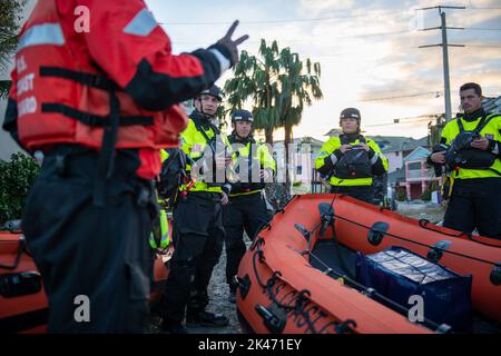 Fort Meyers, États-Unis. 29th septembre 2022. Le personnel de la Garde côtière américaine (USCG) affecté aux équipes de grève du Golfe, de l'Atlantique et du Pacifique se prépare aux opérations de recherche et de sauvetage à 29 septembre 2022, à fort Myers Beach, en Floride. Les équipes de la Force de frappe de la Garde côtière se sont mobilisées dans les zones touchées par l'ouragan Ian pour effectuer des opérations de recherche et de sauvetage en milieu urbain. Photo par POC3 Gabriel Wisdom/U.S. Coast Guard/UPI crédit: UPI/Alay Live News Banque D'Images