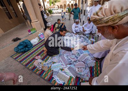Vendeur extérieur de kuma (chapeau rond traditionnel omanais, à Nizwa, Oman Banque D'Images
