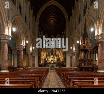 Cobh, Irlande - 15 août 2022 : vue sur la nef centrale et l'autel avec l'élégante chaire en bois de la cathédrale de Cobh Banque D'Images