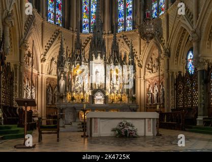 Cobh, Irlande - 15 août 2022 : vue sur l'autel à l'intérieur de la cathédrale historique de Cobh Banque D'Images