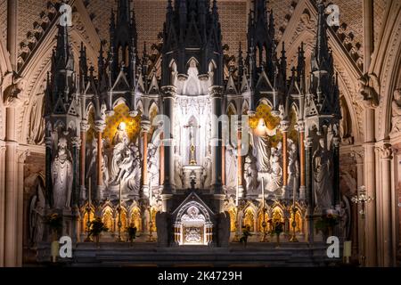 Cobh, Irlande - 15 août 2022 : vue rapprochée de l'autel à l'intérieur de la cathédrale historique de Cobh Banque D'Images